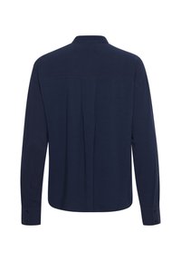 Maglietta a maniche lunghe blu marina realizzata in tessuto morbido, con colletto classico, polsini con bottone e dettaglio a pieghe sul retro.