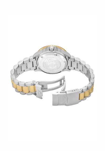 Montre en métal bicolore argent et or avec fermoir déployant ouvert, vue de dos montrant le boîtier gravé et les maillons du bracelet.