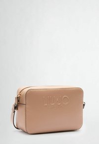 Sac bandoulière rectangulaire beige en cuir texturé, avec une fermeture éclair dorée et un logo en relief à l'avant.