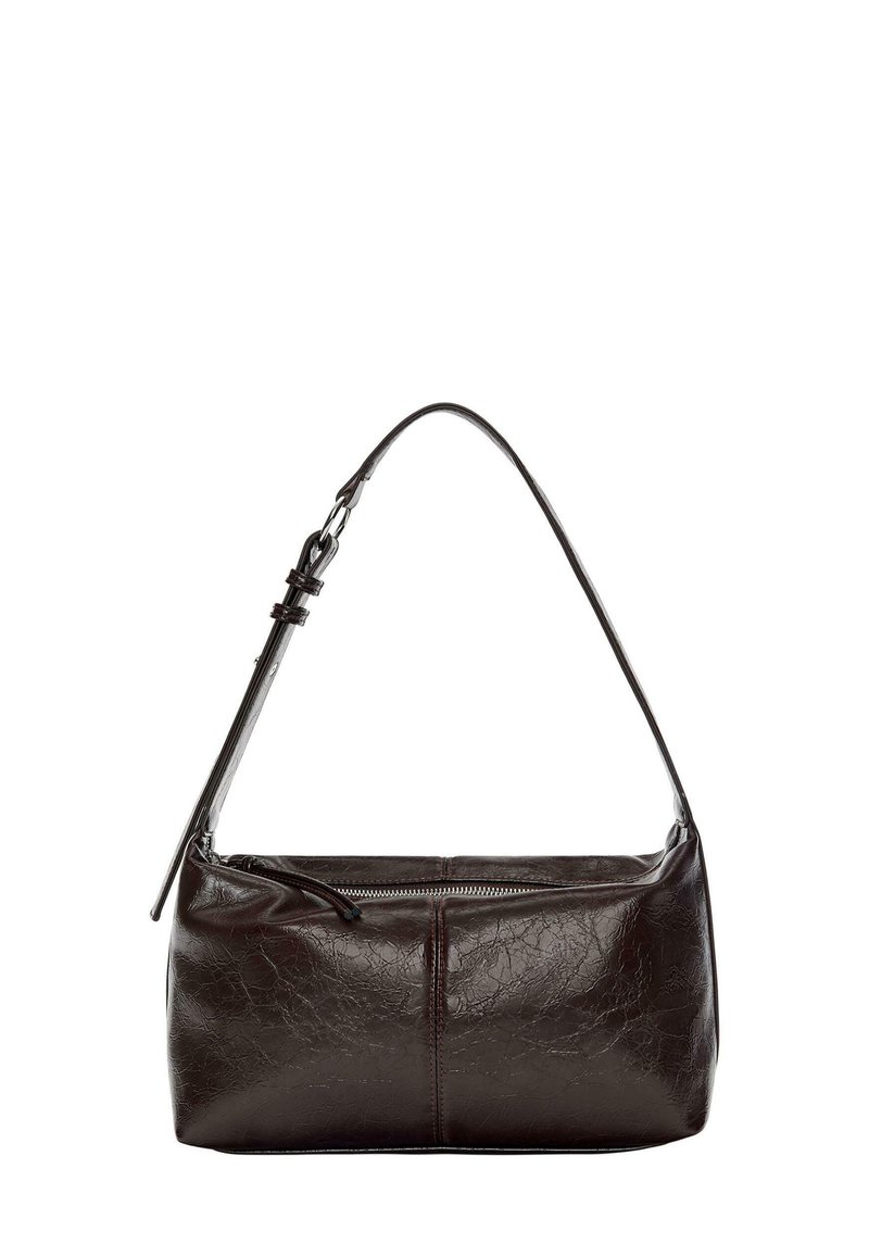 Sac à bandoulière en cuir brun foncé avec une texture froissée, fermeture éclair et sangle réglable. Design rectangulaire simple avec détail de couture centrale.