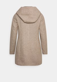 Hnědý kabát s kapucí, dlouhými rukávy a texturovanou tkaninou se vzorem rybí kosti. Střihaný střih se střední délkou.