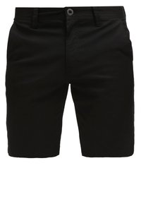 Shorts noirs en tissu lisse, avec une coupe droite, des passants de ceinture, un bouton de fermeture à l'avant et des détails de couture subtils.
