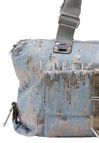 Blauwe denim tas met een paillettenpatroon in gouden en zilveren tinten, met een grijze schouderband, metalen hardware en een detail met een voorvak.