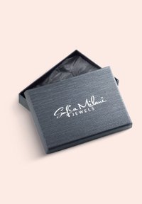 Grå smyckeslåda med en texturerad yta, som har en präglad vit logotyp med texten "Sofia Milani Jewels." När locket öppnas syns det svarta insidan.