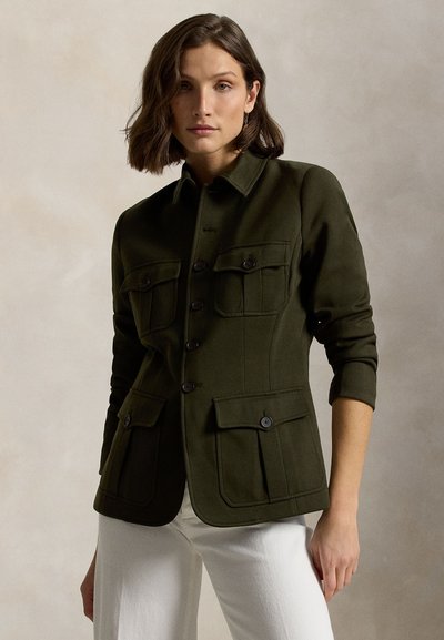 Olivgrüne Jacke mit strukturiertem Design, ausgestattet mit einem Kragen, vorderer Knopfleiste und zwei Brusttaschen mit Klappen.