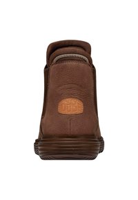 Stivaletti marroni realizzati in pelle testurizzata con colletto imbottito, dotati di una piccola etichetta con logo e una suola in gomma spessa.