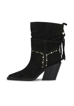 Bota negra de ante hasta media pantorrilla con puntera puntiaguda, detalles plateados con tachuelas, tacón cuadrado y borlas decorativas en la parte trasera.