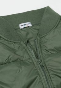 Zelená péřová bunda se zipovým uzávěrem, žebrovaným límcem a manžetami, s lesklou texturou a švy na panelech.