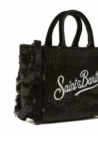 Borsa tote nera con paillettes, doppio manico, dettagli a frange e scritta ricamata bianca "Saint Barthélemy". Dotata di tracolla regolabile.