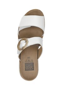 Witte leren slip-on sandaal met twee brede banden, ronde houten gesp en een kurkachtige voetbed. Maat 38 gedrukt op de binnenzool.