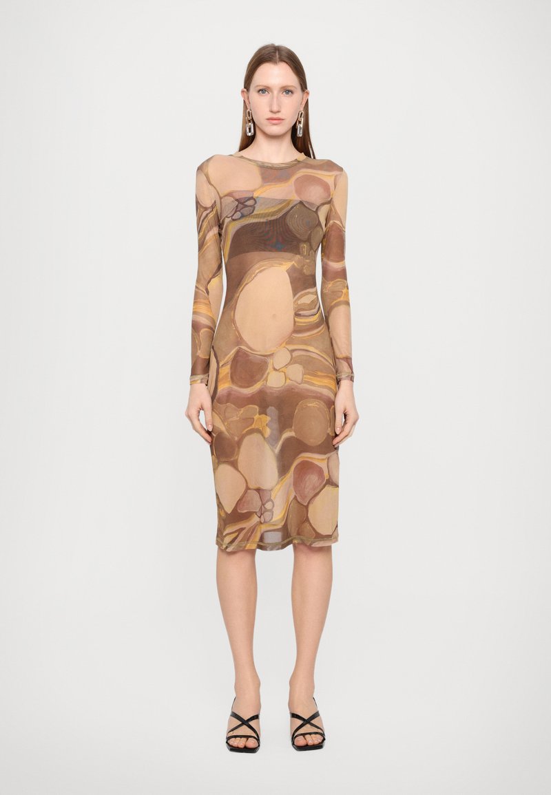 Rochie din material translucid cu maneci lungi în tonuri calde, cu modele circulare abstracte. Croială ajustată, până la genunchi, asortată cu sandale negre cu bretele.