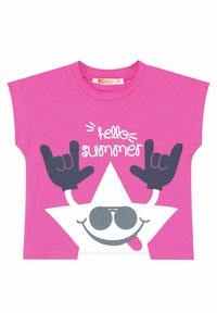 Růžové tričko s krátkým rukávem, zdobené bílou hvězdou, slunečními brýlemi a textem "ahoj léto" v hravém písmu, s černými gesty rukou.
