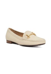 Beige leren loafers met een decoratieve gouden kettingaccent, gestikte details langs de tenen en een lage houten hak. Gladde textuur.