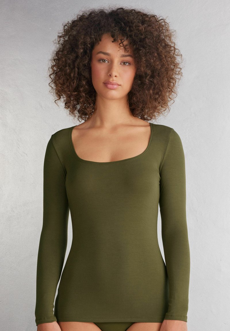 Olijfgroene langemouwen shirt met een vierkante halslijn. Glad textuur en aansluitend ontwerp, ideaal voor het combineren of casual dragen.