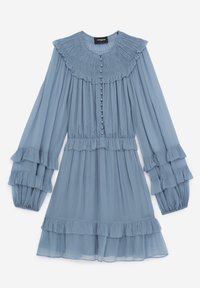 Abito azzurro chiaro realizzato in tessuto trasparente, con una scollatura arricciata, maniche a volant e bottoni decorativi sul davanti, e volant a strati all'orlo.