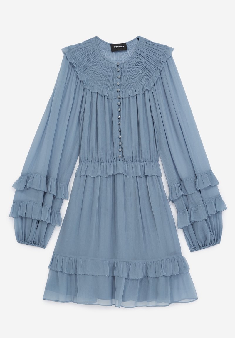 Abito azzurro chiaro realizzato in tessuto trasparente, con una scollatura arricciata, maniche a volant e bottoni decorativi sul davanti, e volant a strati all'orlo.