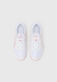 Weiße Sportschuhe mit pinken Akzenten. Obermaterial aus Mesh, gepolsterte Sohle und traditionelles Schnürdesign. Mit Logo auf der Zunge und den Seiten.