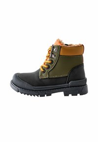 Bottes chevilles noires et vert olive avec des accents orange, semelle en caoutchouc texturé, œillets en métal et col isolé.