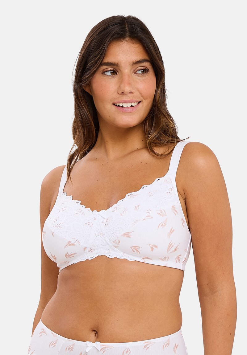 Soutien-gorge blanc avec des fines bretelles et des détails en dentelle, arborant un motif floral en rose doux. Matériau lisse avec une forme arrondie pour le confort.