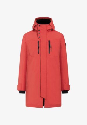 Giacca impermeabile rossa con cappuccio, dotata di tasche a zip sul petto, chiusura frontale con bottoni a pressione e dettagli neri su maniche e cerniere.