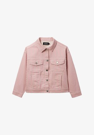 Veste en denim à rayures verticales roses et blanches, avec boutons-pression métalliques sur le devant et deux poches poitrine à rabat avec fermetures à pression.