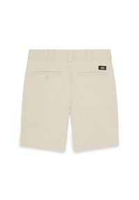 Pantaloni corti in cotone beige con taglio dritto, dotati di due tasche posteriori, una vita con passanti per la cintura e una piccola etichetta con logo.