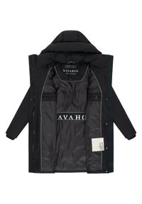 Sort pufferjakke med quiltet indre og hætte. Har et fremtrædende NAVAHOO-logo, trykknapper og kontrasterende inderside.