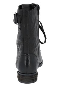Bottines en cuir noir avec une finition texturée, fermeture éclair sur le côté, boucle décorative et talon empilé. Détails lisses et mats.