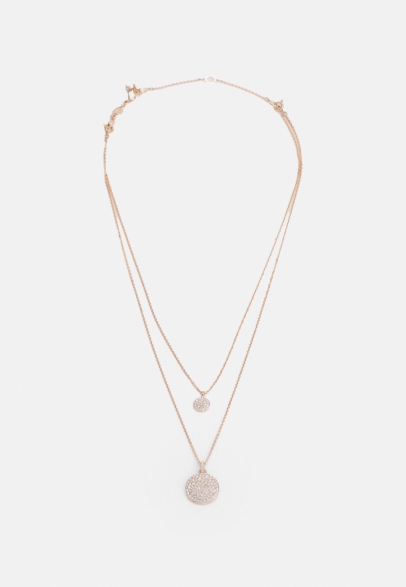 Collier délicat à double couche en or rose avec deux pendentifs ronds incrustés de petits cristaux scintillants sur des chaînes fines.