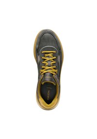 Sneaker in suede grigia con lacci gialli, suola in gomma e pannelli in rete. Presenta una soletta imbottita e il logo sulla linguetta.