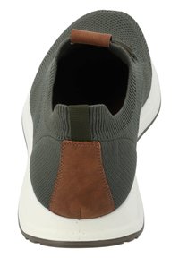 Męskie buty wsuwane z zielonym dzianinowym wierzchem, brązowym zamszowym akcentem na pięcie i białą gumową podeszwą, z teksturowanymi wzorami.