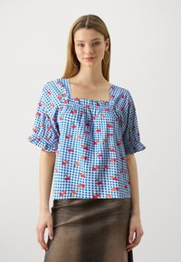 Blusa in gingham blu con stampa floreale rossa, scollatura quadrata e maniche a sbuffo; tessuto leggero con una vestibilità comoda e dettagli arricciati.