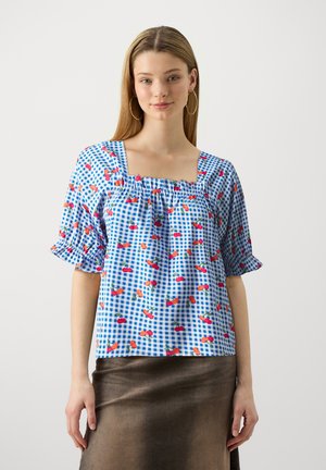 Blusa in gingham blu con stampa floreale rossa, scollatura quadrata e maniche a sbuffo; tessuto leggero con una vestibilità comoda e dettagli arricciati.