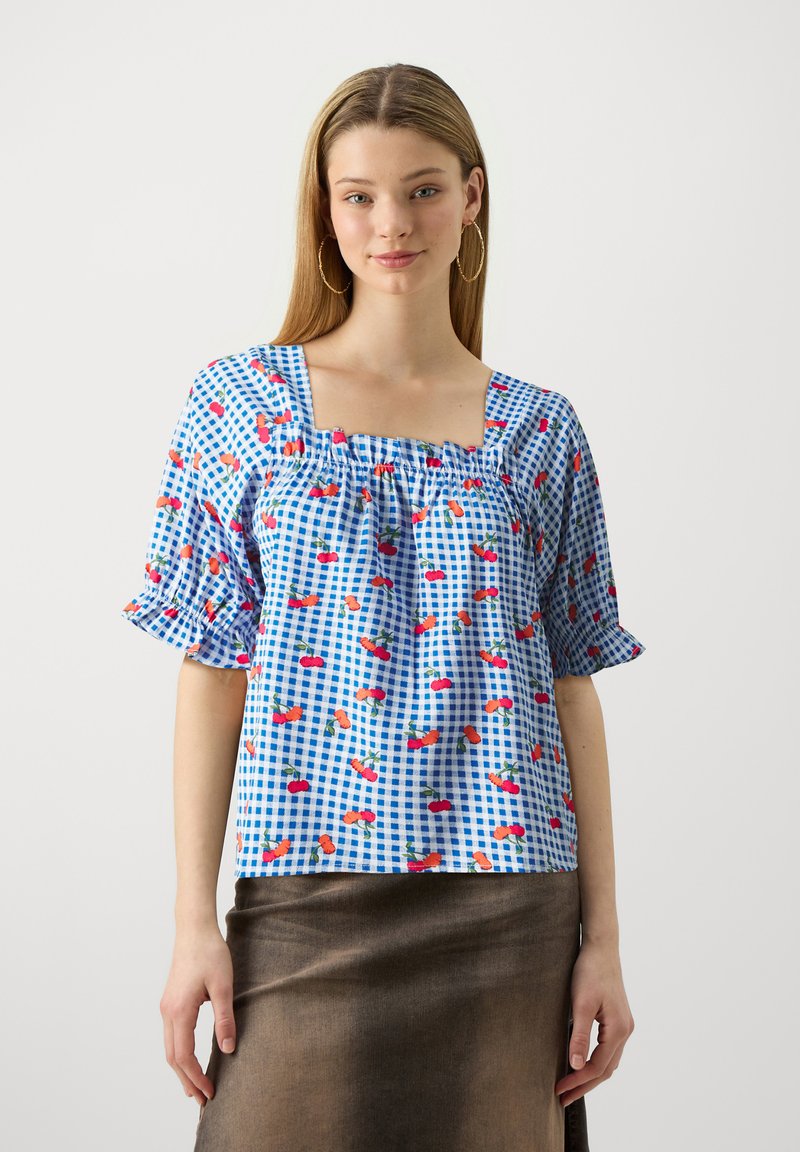 Blusa in gingham blu con stampa floreale rossa, scollatura quadrata e maniche a sbuffo; tessuto leggero con una vestibilità comoda e dettagli arricciati.