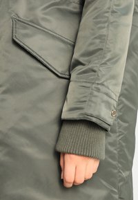 Tommy Hilfiger Abrigo de plumas - olive