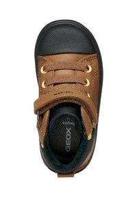 Chaussure en cuir marron avec embout en caoutchouc noir, œillets dorés et doublure en textile. Dotée d'une sangle Velcro et de lacets pour la fermeture.