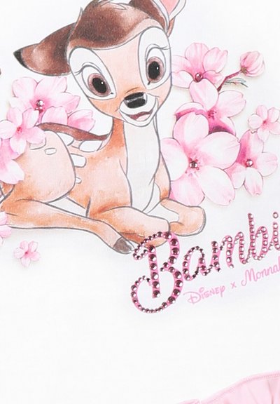 Tissu blanc comportant une illustration détaillée d'un cerf de dessin animé parmi des fleurs roses. Le texte "Bambi" est rehaussé de gemmes roses.