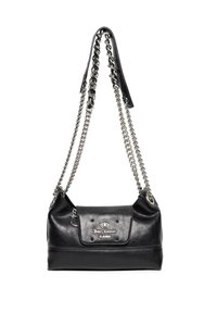 Schwarze Lederhandtasche mit einer Kettenriemen, rechteckiger Form, Frontklappe mit metallischem Logo und glatter Textur. Akzente in Silberfarbe.