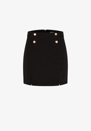 Minigonna nera a vita alta, caratterizzata da quattro bottoni decorativi dorati e due piccole spacchi frontali.