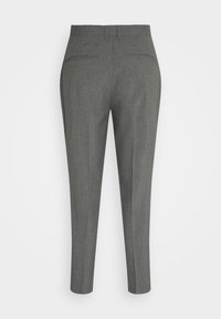 Pantalon gris sur mesure avec poches passepoilées à l'arrière, passants pour ceinture et coupe slim droite sur fond blanc.