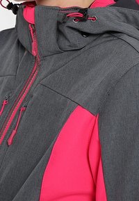 Giacca imbottita grigia e rosa con chiusura frontale con zip, cappuccio con coulisse e pannelli a contrasto di colore; caratterizzata da una texture liscia e materiale resistente.