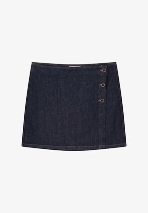 Donkere blauwe denim minirok met een rechte snit, voorzien van drie metalen knoopaccenten aan de zijkant en subtiele stiksel details.