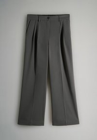 Dunkelgraue, weit geschnittene Hose mit Falten, Gürtelschlaufen, Knopfverschluss und Taschen, flach auf einem neutralen Hintergrund präsentiert.