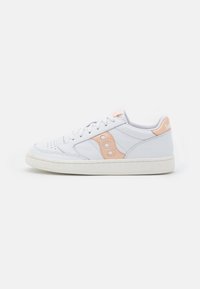 Sneaker bianca in pelle con dettagli rosa chiaro, design perforato sulla punta, lacci piatti e suola in gomma testurizzata.