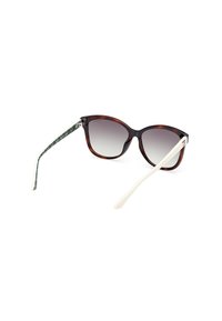 Ochelari de soare tip cat-eye cu ramă din scoică întunecată, lentile degradate și brațe texturate albe cu un model verde pe laturi.