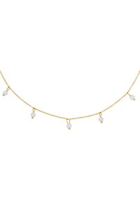 Collier en chaîne dorée délicate avec cinq petites perles blanches espacées uniformément le long de sa longueur.