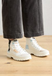 SHOCK BACKZIP 2 - Sneakers high - star white