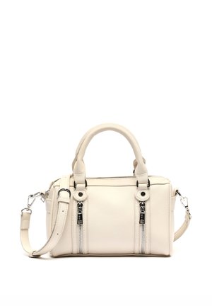 Petit sac à main en cuir blanc cassé avec deux petites poignées, deux fermetures éclair verticales à l'avant et une bandoulière réglable avec des éléments argentés.