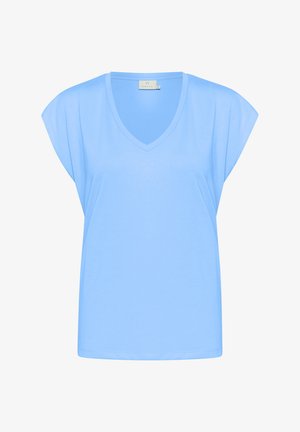Jasnoniebieska koszulka z dekoltem w serek, krótki rękaw, wykonana z miękkiego materiału; ma luźny krój i prosty design bez wzorów czy akcentów.