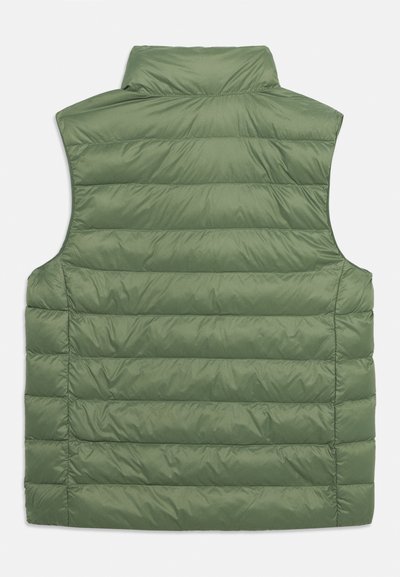 Χωρίς μανίκια μπουφάν σε ελαιόχρωμο πράσινο με οριζόντιες ραφές και ψηλό γιακά, εμφανίζεται από πίσω σε λευκό φόντο.